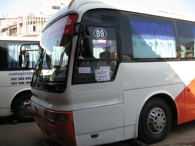 中央市場そばのバスターミナル