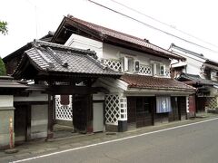 仙台と山形を結ぶ街道の分岐点として賑わい、商人は紅花や藍を買い集め、江戸や上方へ運ぶ商取引を行っていたそうです。