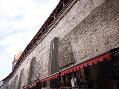 ヴィル門から修道院に向かう城壁に沿って、ニットの出店が立ち並んでいます。