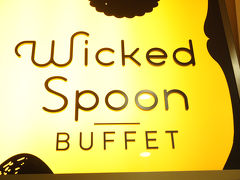 今年最後のお食事は、
Wicked Spoon Buffet
(ウィキッドスプーンバフェ)
ベラージオ横の、
コスモポリタンにあるバフェ。
ラスベガスのバフェでも人気らしい。
やはり混んでいて1時間近く並びました。

ほとんどの料理が小皿に盛られていて、
取り分ける必要もないし、
回転も早くていい。
店内もお洒落で可愛らしい感じ。

肉類もいろいろあり、
ローストビーフが美味しかった。
ベーコンは塩っ辛い。
特に美味しいって訳ではなかったが、
カニを沢山食べました。
日本食も少々あるが、
寿司ネタで食べられそうな物はサーモンくらいかな。
巻き寿司は？？？で折り紙で作ったんかいみたいな。
ここに来て日本食は食べる必用はないしね。
 

