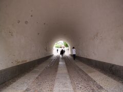 船着場からトンネルを抜け、中心部へ向かいます。