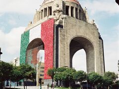 メキシコシティ到着は深夜の午後11時過ぎ。さっさと宿に向かい、翌日から観光開始です。メキシコ国旗をあしらった革命記念塔にメキシコに来たって実感