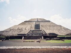 「太陽のピラミッド」は高さ65ｍ、底辺222ｍ×225ｍの遺跡内最大の建造物