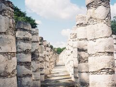 戦士の神殿の南側にたつ千本柱の回廊へ