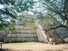 トルテカの影響が濃い10世紀以降が中心の新チチェン・イッツァからマヤ古典期に属するという旧チチェン・イッツァへ。エル・カスティージョより小規模なピラミッドは高僧の墳墓。発見当時はかなり崩壊していたものを修復したもの