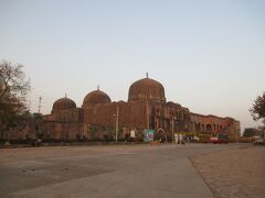 結局ジャーミ・マスジットは外観のみを見た。