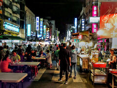 夜になってホテルからも近い六合夜市をぶらついてみました。

19時頃だったので賑わいはまだそれほどではない感じ。
結局何も手が出ないままに引き上げました。