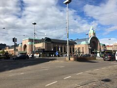ヘルシンキ中央駅は、名実ともにヘルシンキの交通の要。周辺にはスーパーや百貨店、郵便局も揃い、とりあえず困ったらこの辺りに来ればどうにかなる場所。