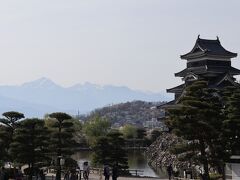 博物館前の少し高いところから、松本城とアルプス。山は少し霞んでいます