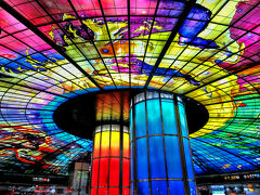 蓮池潭へ観光に行くため、MRT(地下鉄)の美麗島駅に来ました。

4500枚のステンドグラスで構成されたという「光之穹頂(光のドーム)」が素晴らしく、フォトジェニックな駅として一躍有名になった観光スポット。