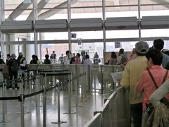 9月26日、旅行第一日目。福岡国際空港に到着しました。
チャーター便の出発は午後2時、12時が集合時間のため15分前に出発ロビーの旅行代理店カウンターに着いたのですが、チャーター便のチャックインのため長蛇の列ができていました。
