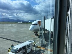 座席は比較的前方の12Kでしたが、静かさは実感できたような気がしました・
松山空港到着はほぼ定時の９：００。