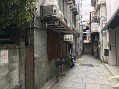 早めにお昼ご飯をいただきます。
この日は寒の戻りなのかとても寒く、最初の松山グルメは鍋焼きうどんにします。
大街道から銀天街に入り、最初の路地を右、そして１本目の小径を左に曲がると、
「ことり」が見えました。