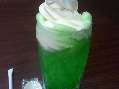 向かい風が強くて飛行機到着が４０分も遅れたため、予定のリムジンバスに乗りそこねた・・・。
仕方がないから空港でお昼ご飯にしよう。

春休みは終わったハズたけど日曜日だから混んでいるのかな。
Ａ＆Ｗもポークおにぎりのお店も長い行列ができていたので、昼食はフードコートでクリームソーダを飲む。
