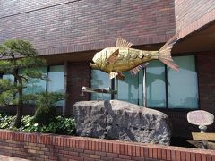 港の朝市の近くにあったおぶじゃ。
棒を回すと、ひれや口が動きます！
