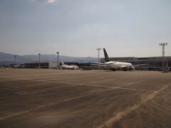 AM11：25「阿蘇くまもと空港」到着！

他の航空会社の飛行機が駐機しています。
松本空港とは大分様子が違います。