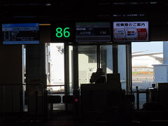 【2018年4月7日】
　自宅を5時前に出発。始発電車に乗り浜松町でモノレールに乗り換え羽田空港第1ターミナルに着いたのは6:50頃。この日利用するJAL291（宇部行き）の出発の約1時間前でした。前日の仕事の関係でほとんど睡眠は取れず体調がやや心配です。
　写真は空港のバス出発ラウンジです。羽田から宇部への路線の利用は初めて（とうより実は国内線の利用自体が初めて）でしたが、意外に利用客は多いなという印象です。