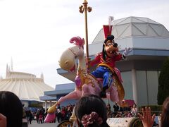 １５：１９

先頭のグーフィーがやって来ました。

ハロウィンの時に停止するはずのフロートが強風で通過だけになってしまったことがあり、パレードの途中でも内容が変更される可能性があったので、ここまでたどり着いたことに感動すら覚えました（；；）