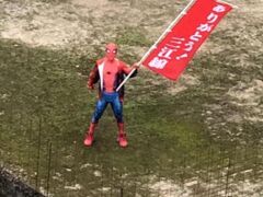 宇都井駅にて、ありがとう三江線の幟を振るスパイダーマン♪
 ご苦労です。