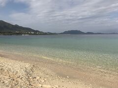 米原ビーチ。２月なのでほとんど人がいません。海の透明度が高くてキレイです！