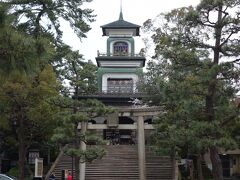 尾山神社の前をとおります。