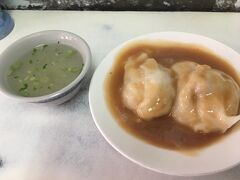 同じ通りには飲食店が軒を連ねています。

肉団で小腹満たし。
シャキシャキ香菜入りのさっぱりスープ付き。

トロトロの餡が美味しいです。