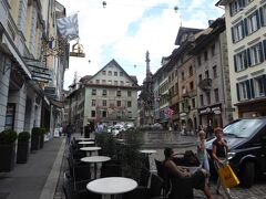 ワイン市場（Muhlenplatz)です。小さな広場の周囲にはレストランやカフェがあり広場にテラス席も設けられています。