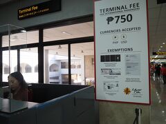 ホテルから歩いて3分、マクタン・セブ空港に到着です。

出国税750ペソ現金で支払わねばなりません。
