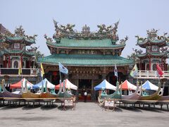 すぐ裏側には、台湾最古の媽祖廟と言われている「安平開台天后宮」があります。
細工が非常に繊細で美しい。