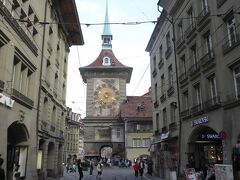 時計塔の下を通って反対側に出てきました。通り名称が変化し、クラムガッセと呼ばれています。ガッセはドイツ語で「通り」ですので、クラム通りとなります。
