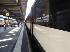 チューリッヒ駅で別の列車(ICE 1255)に乗り換えて、氷河急行に乗車するためにクール駅まで移動します。約３０分の乗車です。