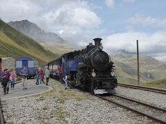 次の停車駅は山岳登山鉄道の最高地点にあるフルカ峠駅でした。ここで暫く停車して、逆方向に進む列車とすれ違います。この駅は眺めの良い場所にあり、乗客達は客車を降りて周辺の景色を楽しみます。