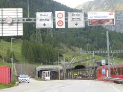 オーバーワルト(Oberwald)駅は車両積み込み施設がある駅で、レアルプ駅との間で車両運搬の特別列車が運行されています。フルカ車両輸送列車で、車で列車に乗り込んでレアルぷ駅まで行くことができます。