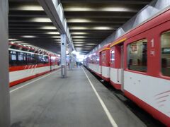 吊り橋を渡って山道を下り、再びランダ駅に戻り、列車で２駅先のツェルマット駅に到着しました。
