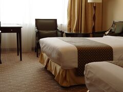 行きのホテルまでの送りが付いているパックだったのであっという間に？ホテルです(^-^;
この日はオークラガーデンホテル

今回の旅の手配　H.I.S.さんにお世話になったのですが　初夢フェアで予約したら最初に考えていたより3万以上安くなって…ホテルのグレード上げました
日本語通じる　ラクチン( *´艸｀)

お部屋は一番下のグレードかな？
でも十分
結局寝るだけだから