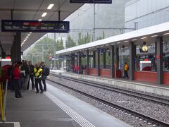 フィスプ駅で列車を乗り換えてベルン駅に戻ります。雨が降り続いています。