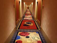 この日のお泊りはトイストーリーホテル

このホテルずっごく広くて　用意してもらったお部屋が端っこのほうで　この長～い廊下を3つ歩きましたよ