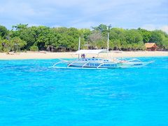 揺れを軽減する目的のバンカーボートに40分ほど乗って　目的地の「バリカサグ島」に着きました。

目の覚めるような真っ青な海が広がっています！