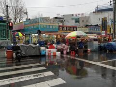 朝から雨の七星市場にやって来ました。昨日夕食にマクチャン食べたのに、また朝から焼き肉食べようという魂胆。