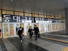 東大邱駅前広場からみて新世界百貨店の左側に高速バスターミナル入口があります。中は新しくてキレイ。雨降りの大邱で街歩きもつらいので、ちょっと足を延ばそうかと。