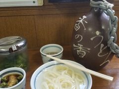 最初に目指したのは「釜揚げうどん　長田in　香の香」。
9時過ぎに到着したので、並ばずに入店。
夫は「大」で、私は「小」を注文。
注文して席で待っていると、暫くして運んで来てくれる。
温かい釜揚げうどんを温かい出汁に葱とおろしショウガを入れて食べる。
最高！！