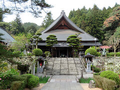 　瑠璃光寺の本堂へ進みます。瑠璃光寺は山口市を代表する観光スポットであり多くの観光客が訪れていましたが、京都などに比べれば静かなもので落ち着いて見学ができました。