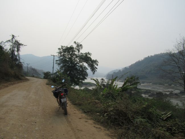今日はフェサイから山越えでパックベンに行き、パックベンの上流のメコンの渡し船でホンサーまで行く予定です。<br />この時点で、Pak Beng上流のメコンの渡し船が今でもあると思っていた自分が悲し過ぎる。<br />昔のラオスは、自分を追い越して過ぎ去ってしまったのか。