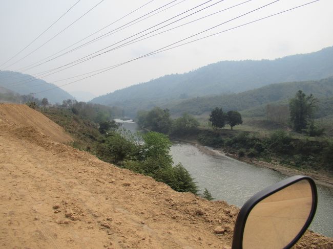 タイからの送電線が目立つ。