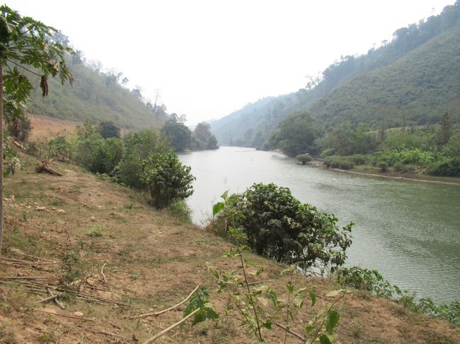 最初はメコンの支流沿いに進んで行くが。