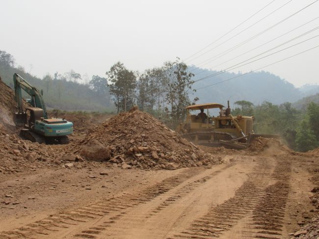 やはりと言ってはなんだか、工事中の箇所が多くなってくる。<br />やはり数年後には、このオフロードコースも消滅しているかも知れない。<br />山越えと言っても、さほど、難所的なところはなく普通の生活道路に属する感じ。