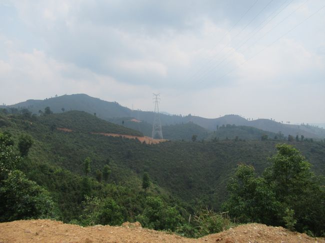 こんな所にタイからの送電線があったかな。