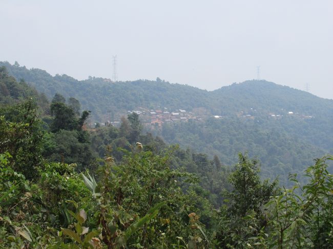 このコースは少数民族の集落がかなりの頻度で存在する。<br />山道も下りに入り、そろそろパクベンPak Bengも近い。