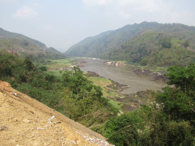 パクベンPak Bengの港からメコンの艀（フェリー)迄行ったのだが。<br />艀は何処にも見当たらなかった。<br />近所の人に、「フェリー」はどうしましたと訪ねました。<br /><br />もう数年前に橋が完成し、ここから10キロ先ですよ。<br />「が～～ん」時代は自分を追い越して随分先まで行ってしまった様なのね？<br /><br />「風情のある、あの艀（はしけ）にもう一度乗りたかったのに」金を払っても乗りたかった。<br />わがまま爺さんの夢が、ひとつ消えて行く。