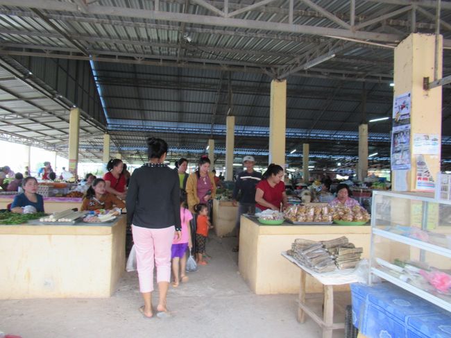 ここから2時間半ほどで、ホンサーの市場に到着。<br />ナーン日記のケンケン氏が「いけてるサーオラーオ」が未だいるか、少し市場内を探した。<br /><br />5年前ラオスに来た時、ケンケンさんも同時期ホンサーに滞在していたのを思い出す。<br />市場に似合わない「いけてるサーオラーオ」、美人のラオス娘はまだいるのかな？<br />居る訳ないよね。<br />5年も前の記憶も、旅の記憶は色あせない。<br />